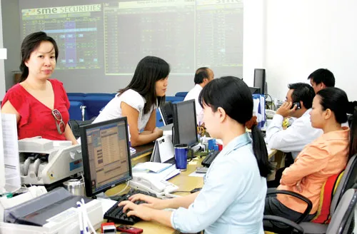 Khách hàng giao dịch tại CTCK SME. Ảnh: LÃ ANH